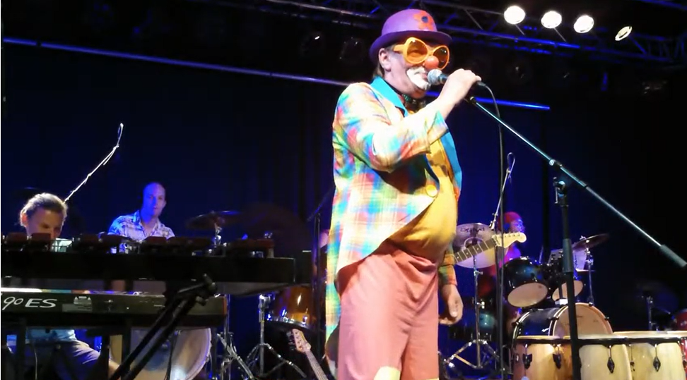 Clown Schülerkonzert drummers büro 2019